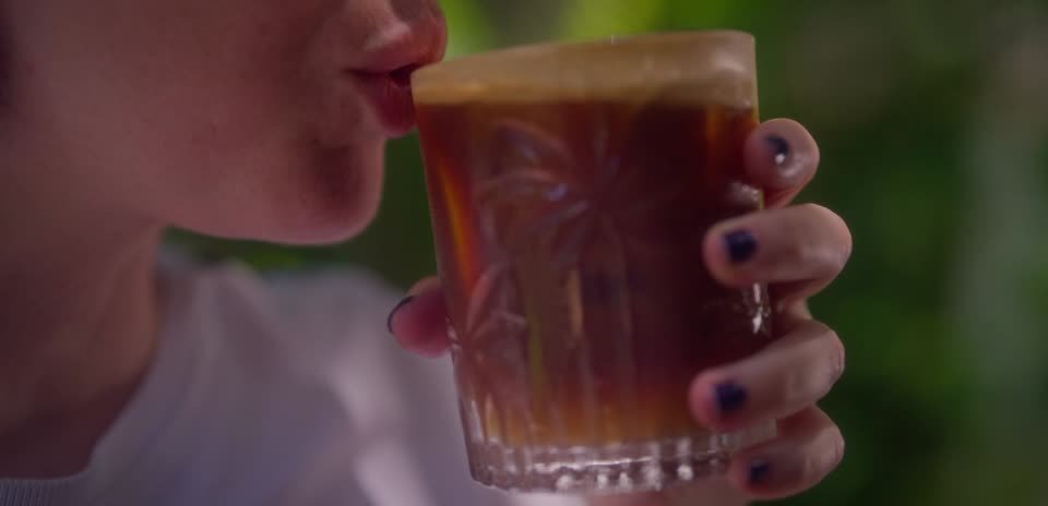 Pessoa tomando um café gelado
